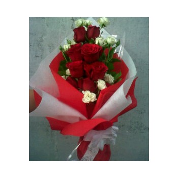 Bunga hand bouquet mawar merah di solo