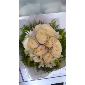 Bunga hand bouquet mawar orange di solo