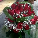 bunga vas mawar merah di solo